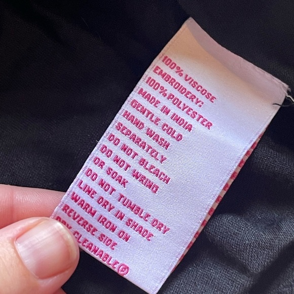 Maple leave embroidered black blouse - Picture 4 of 7